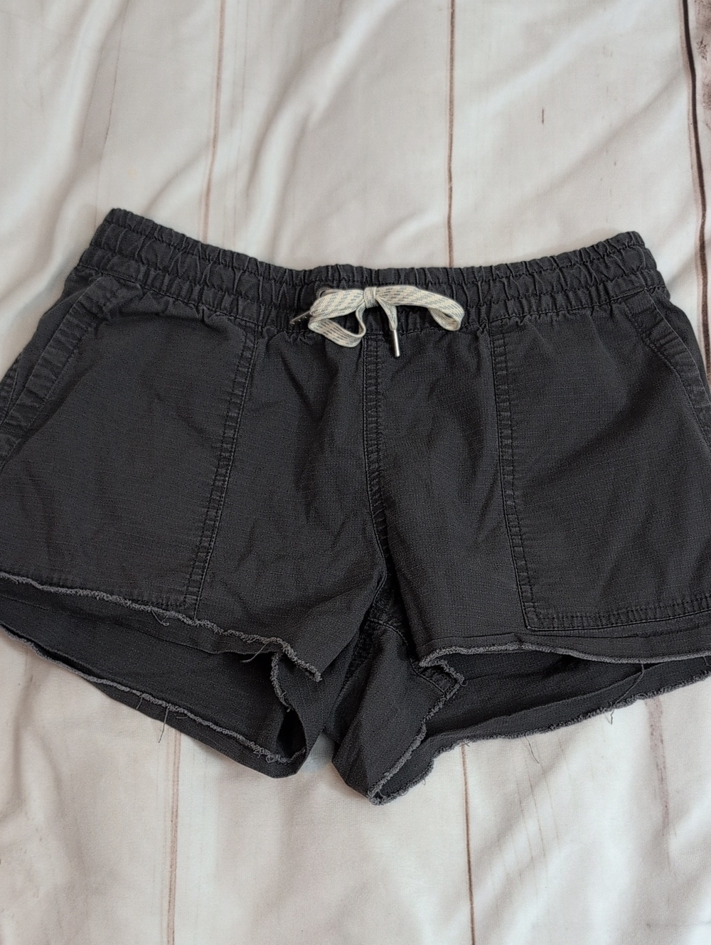Vuori Vintage Ripstop Shorts Womens S Charcoal Gray Raw Hem VW385 Organic Cotton